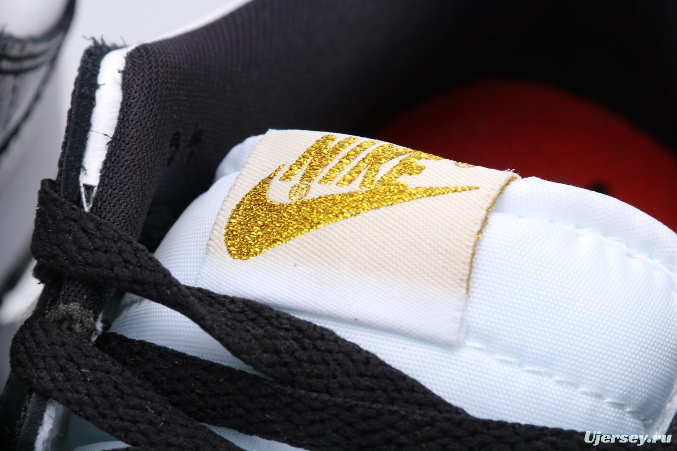 Supreme X Nike SB Dunk Low “Black Stars”