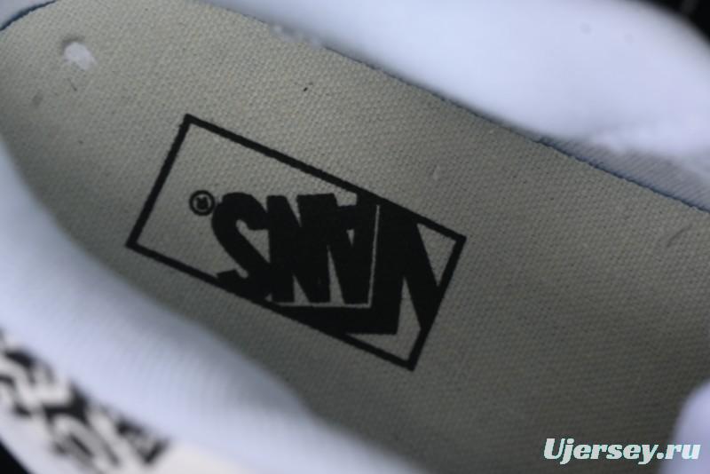 Vans Knu Skool Low-Top Retro Chunky Sneakers with Oversized Logo - VN000CS0239