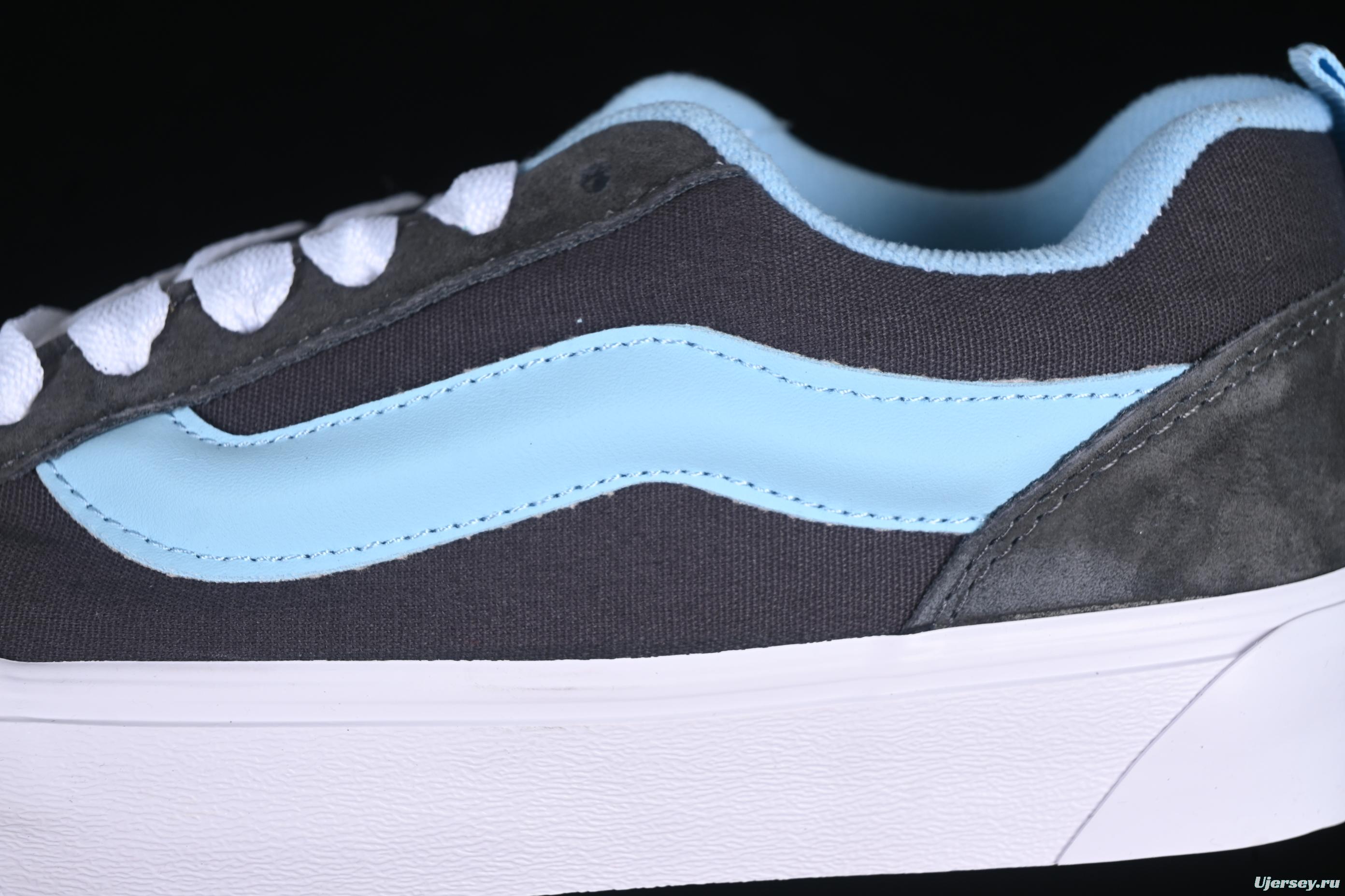 Men's Classic Skate Shoes with Light Blue Side Stripe – Suede and Canvas Design