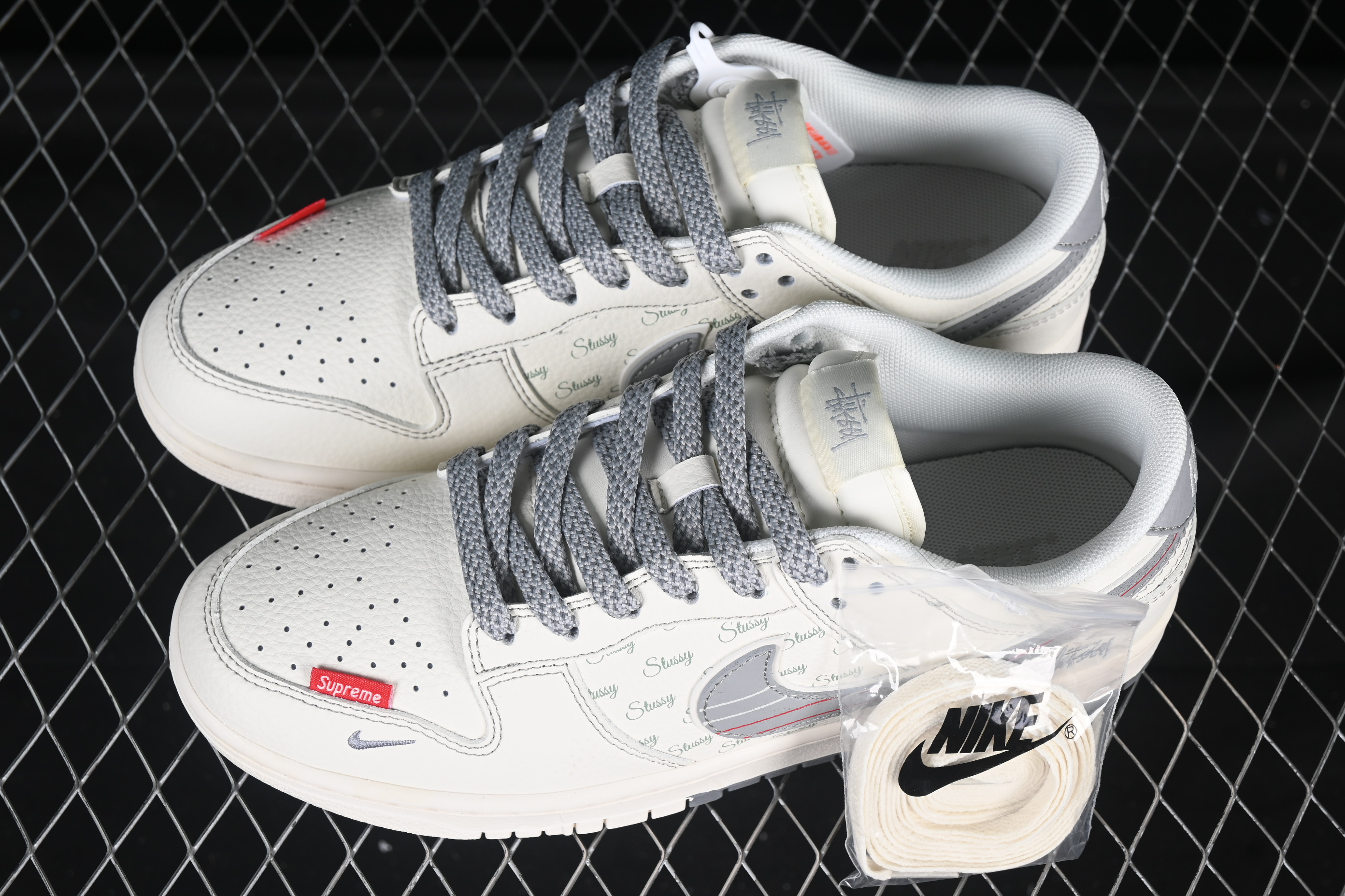 Nike SB Dunk Low Stussy Anniversary Customized Low-Top Casual Skate Shoes with Stripe Swoosh - XS6089-535