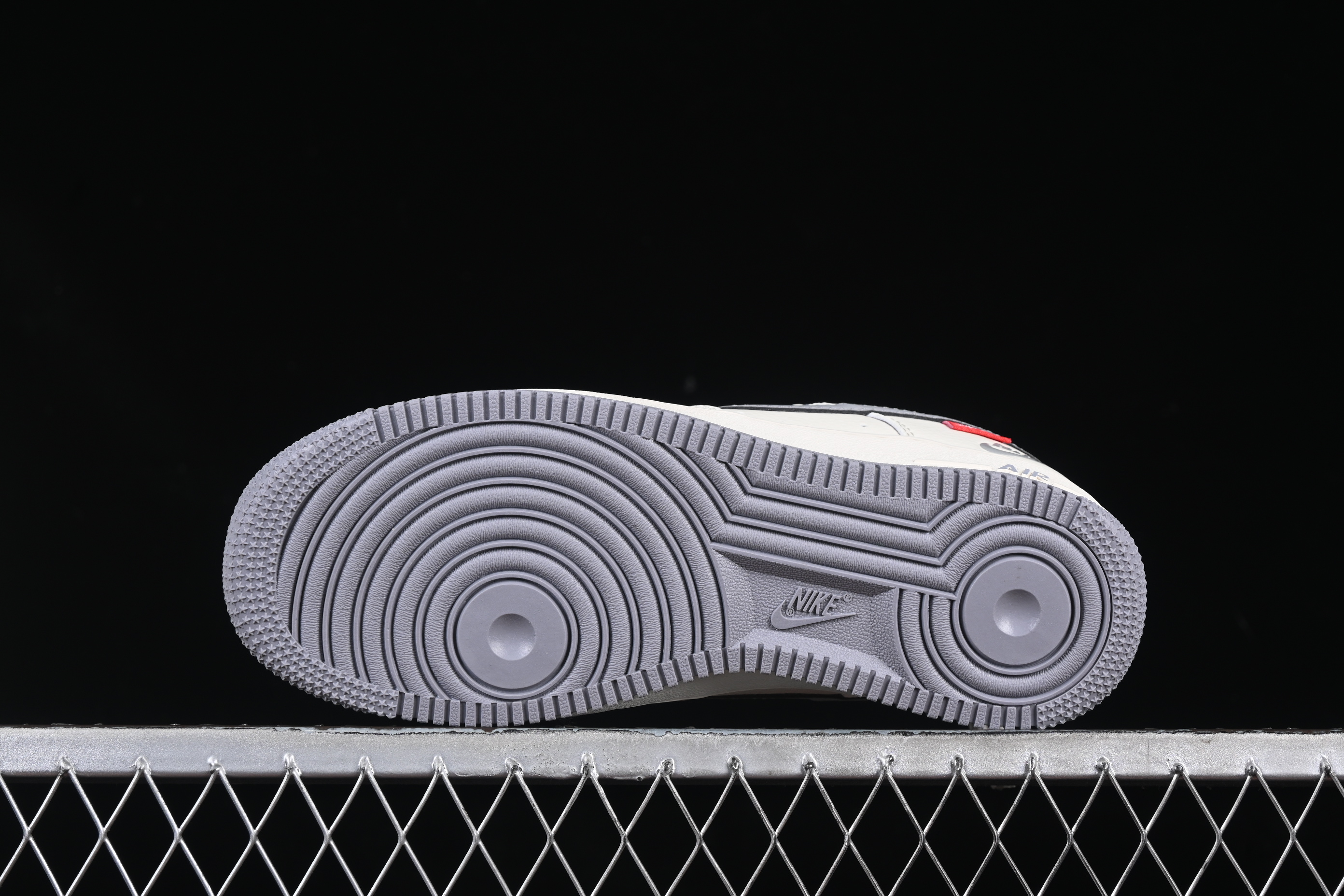 Nike Air Force 1 '07 Low Supreme Collaboration Casual Sneakers with Red Swoosh - HH7518-039