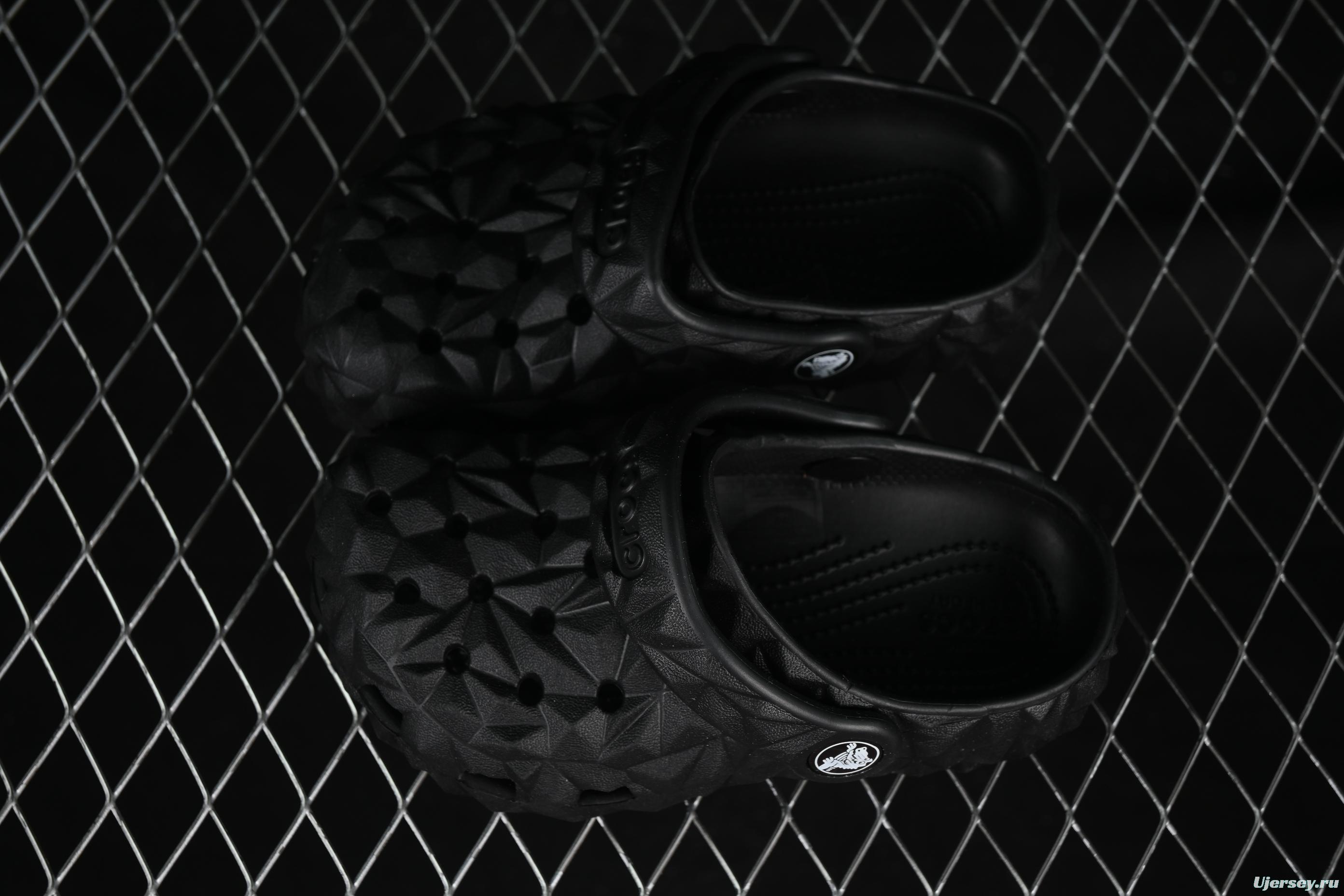 Crocs Classic Clog Kids Lightweight Slip-Resistant Clog with Ventilation Holes - B.D4