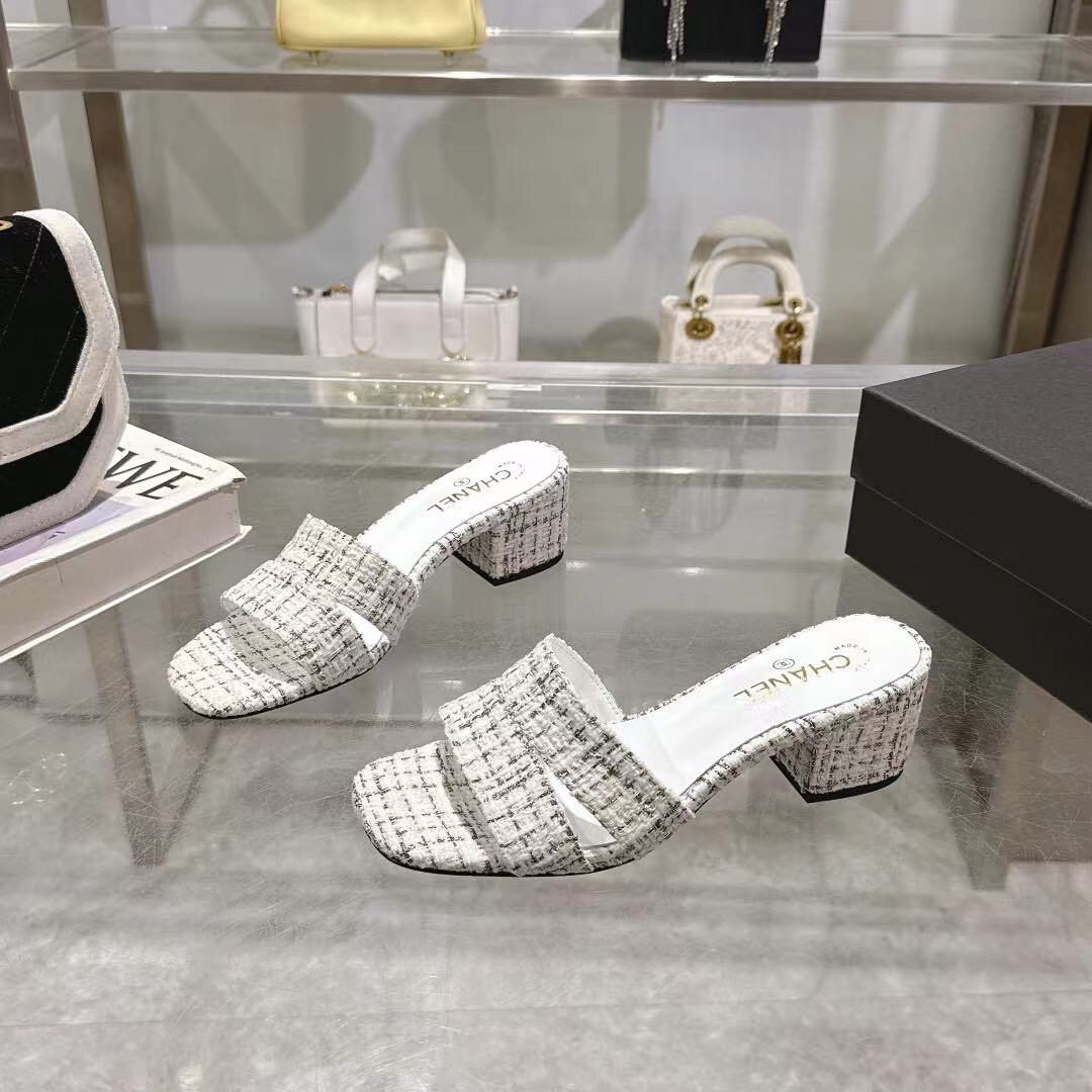 2025 Women Chanel White Black Tweed Slippers LY00280
