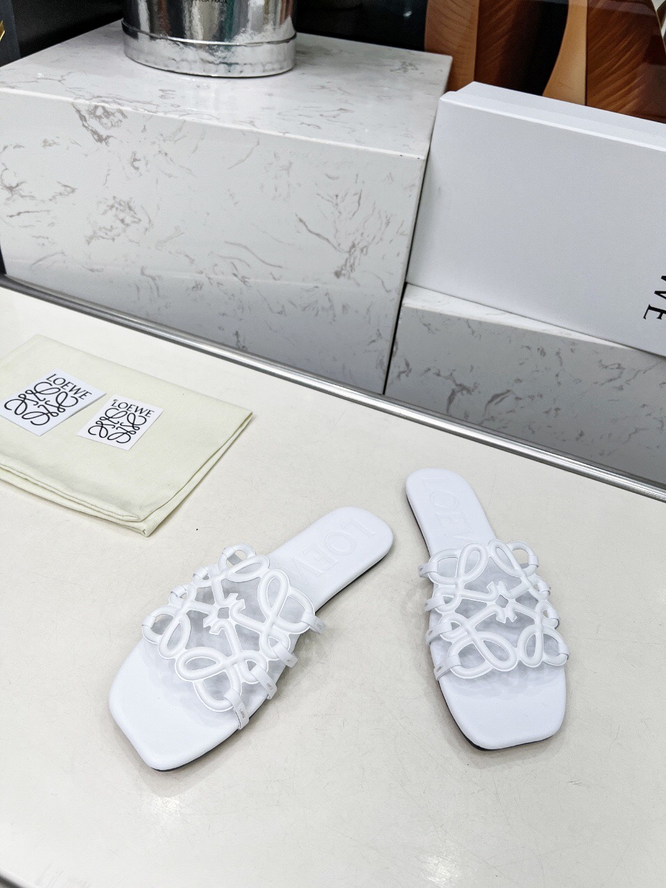 2025 Slippers Loewe White Leather Limited Edition LY00190