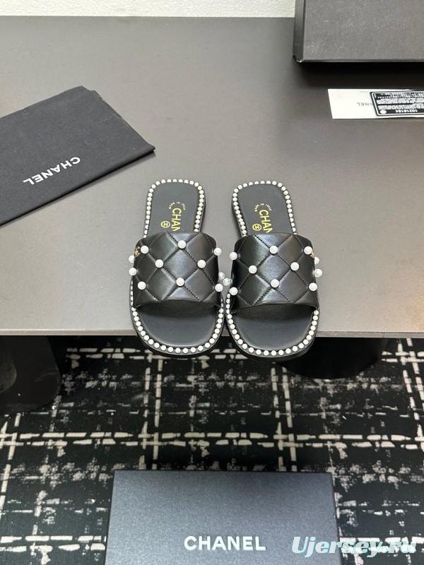 2025 Slippers CHANEL Black Leather Pearl Decor