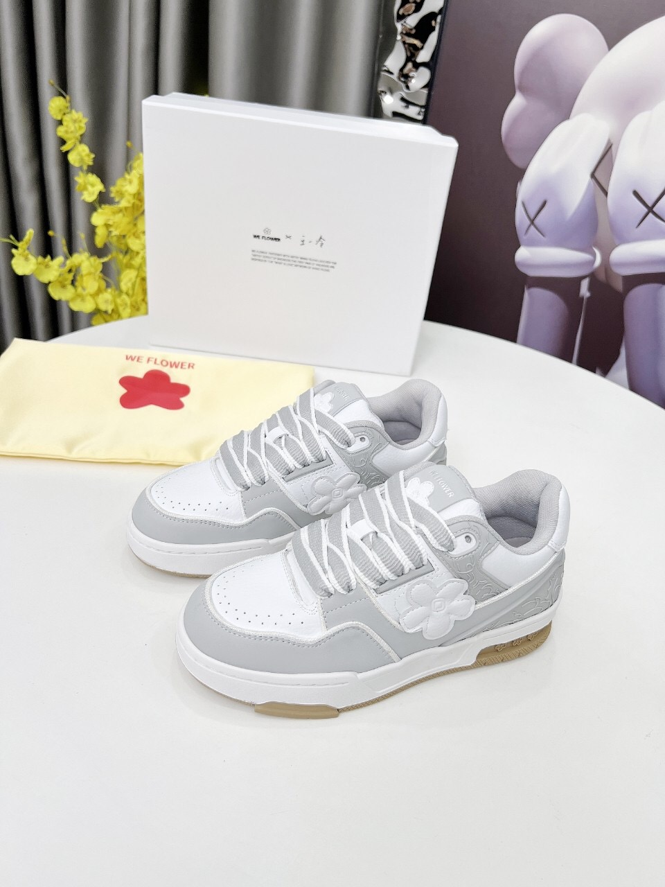 2025 Unisex WEFLOWER White Grey Leather Sneakers LY00280