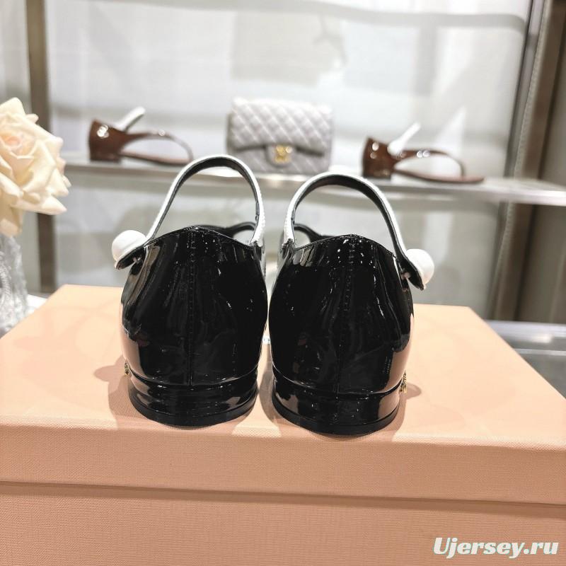 2025 Women Miu Miu Black Patent Leather T-strap Sandals With Contrast Strap KFY00289 (F)