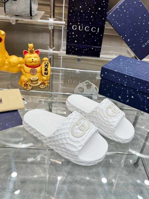 2025 Men Gucci White Rubber Slippers Interlocking G KFY00170