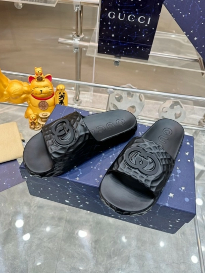 2025 Men Gucci Black Rubber Slippers Interlocking G KFY00170