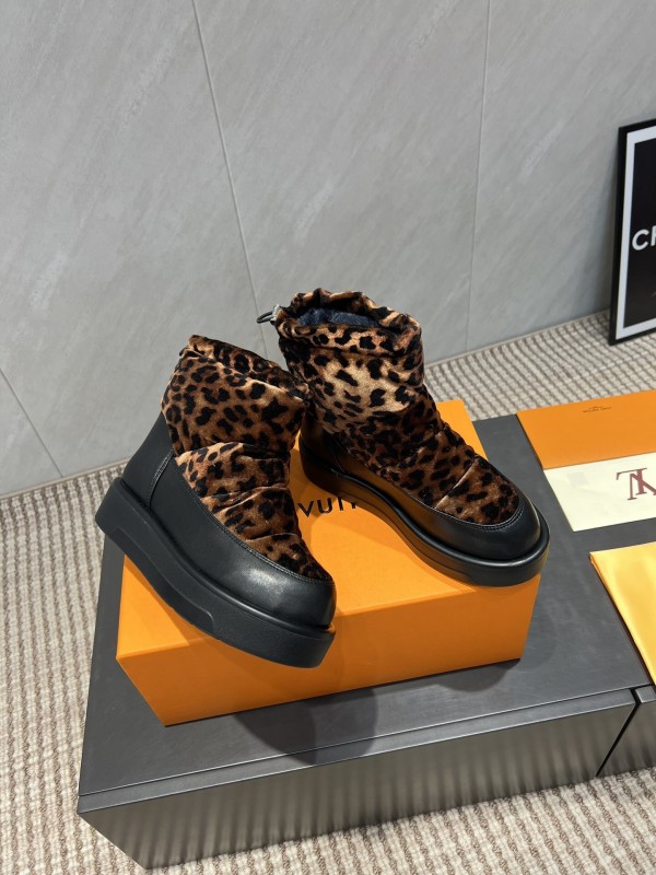 Louis Vuitton Fall/Winter 2025 Snow Boots with Round Toe and Thick Sole - KFY00310