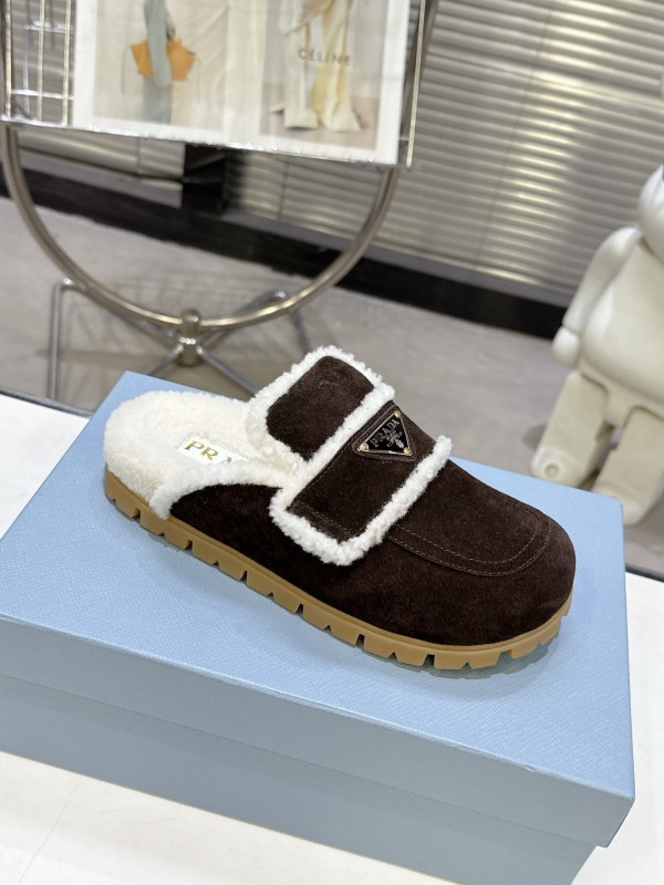 Prada Fall/Winter New Mule Slippers Triangle Buckle Bread Toe Half Slippers - KFY00270