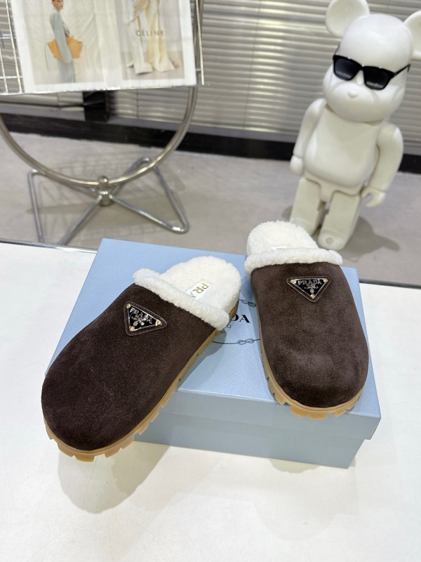 Prada Fall/Winter 2025 New Fur Mule Slippers Triangle Buckle Bread Head Half Slippers - KFY00270