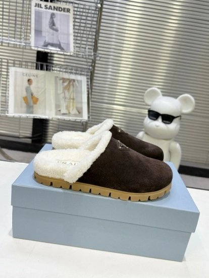Prada Fall/Winter 2025 New Fur Mule Slippers Triangle Buckle Bread Head Half Slippers - KFY00270