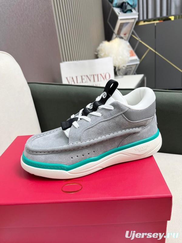 VALENTINO RUNBOOT Mid-Top Athletic Shoes with Urban Casual Design - AS00380