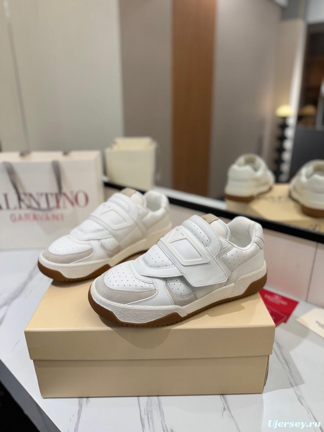 VALENTINO 2025 SS Casual Sneakers with V-Strap Design - AS00410